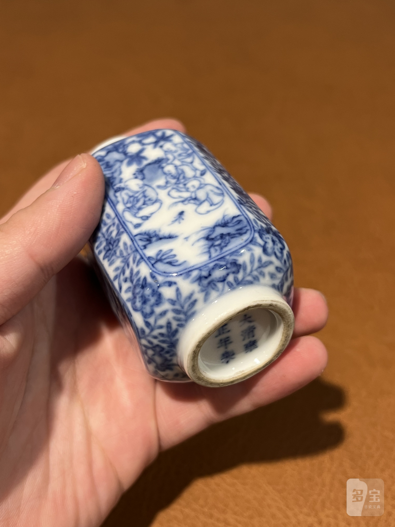 清 青花缠枝花卉开光婴戏图小瓶 - 图7